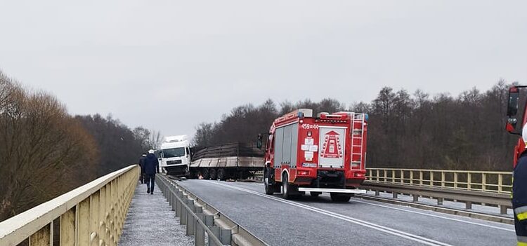 Warka: Tir w poprzek mostu