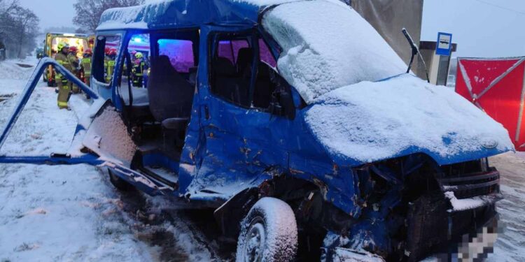Radomskie: Tir uderzył w busa – jedna osoba nie żyje
