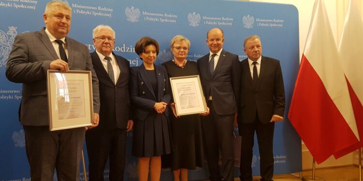 Powiat zwoleński: Laur za pomoc dzieciom
