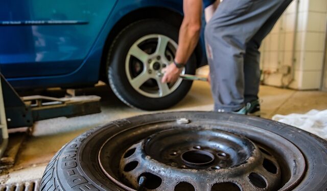 Kradli BMW w Warszawie, rozkładali na części pod Radomiem
