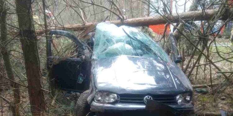 Powiat lipski: Wystrzeliła opona – ranny kierowca