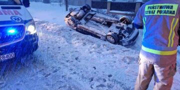 Powiat zwoleński: Osobówka dachowała w rowie