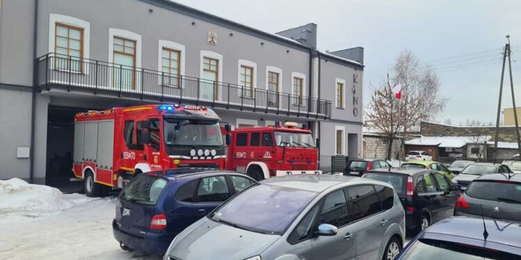 Radomskie: Zaparkowali i poszli na zakupy – zablokowali wyjazd strażakom