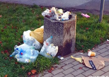 Radom: Podrzucają śmieci do miejskich koszy