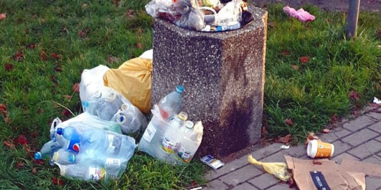 Radom: Podrzucają śmieci do miejskich koszy