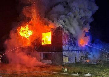 Powiat radomski: Nocny pożar – dom dosłownie stanął w ogniu