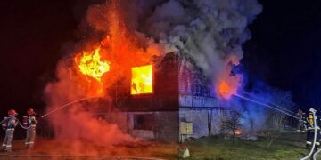 Powiat radomski: Nocny pożar – dom dosłownie stanął w ogniu