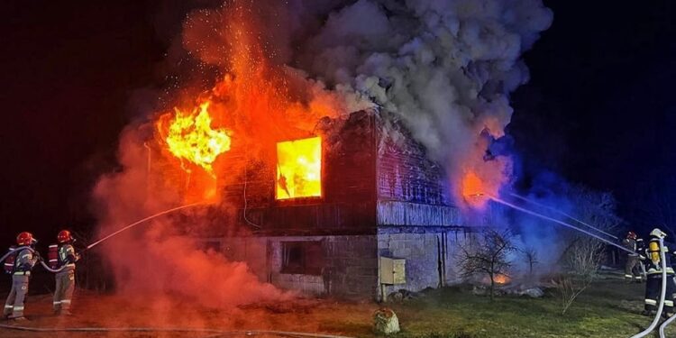 Powiat radomski: Nocny pożar – dom dosłownie stanął w ogniu