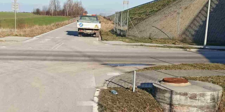 Radomskie: Łupem padło… kilkadziesiąt znaków drogowych – sprawę bada Policja