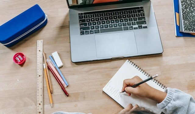 Z kraju: Walka z wykluczeniem cyfrowym: laptopy dla wszystkich czwartoklasistów!