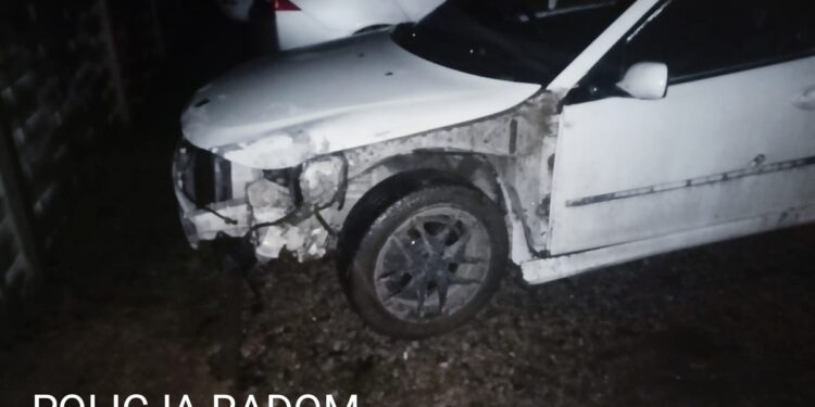 Radomskie: Staranował dwa samochody i zniszczył znaki drogowe