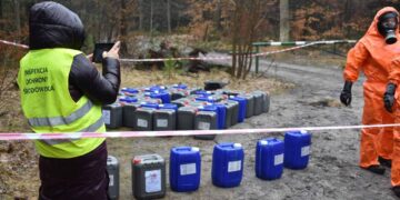 Powiat radomski: Niebezpieczne odpady usunięte z lasu