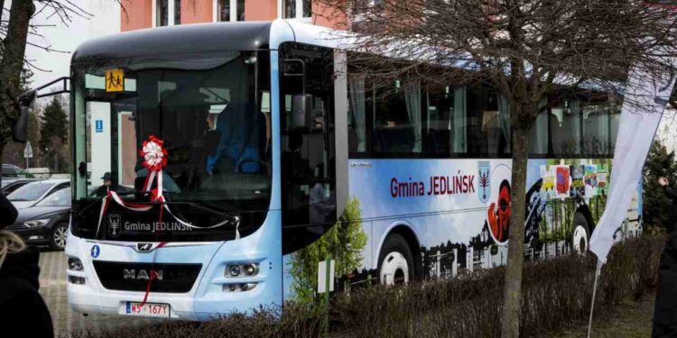 Powiat radomski: Uczniowie z ZSP we Wsoli mają nowy autobus