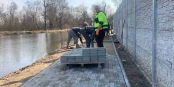 Powiat białobrzeski: Spacery przy stawie