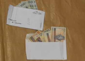 Radom: „Kurier” oszustów zatrzymany. Miał przy sobie ponad 100 tysięcy. Pieniądze pochodziły od mieszkanek Radomia