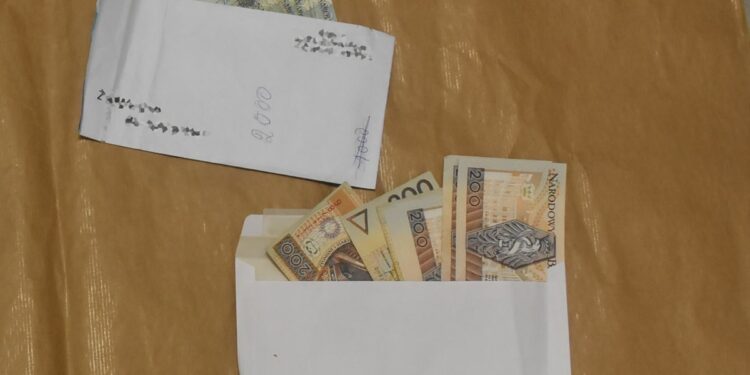 Radom: „Kurier” oszustów zatrzymany. Miał przy sobie ponad 100 tysięcy. Pieniądze pochodziły od mieszkanek Radomia