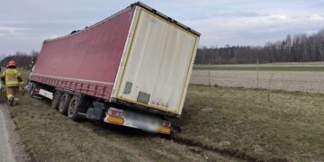 Powiat białobrzeski: Tir w rowie – kierującego brak