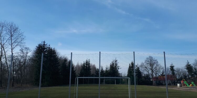 Powiat zwoleński: Piłka na trawie i piasku