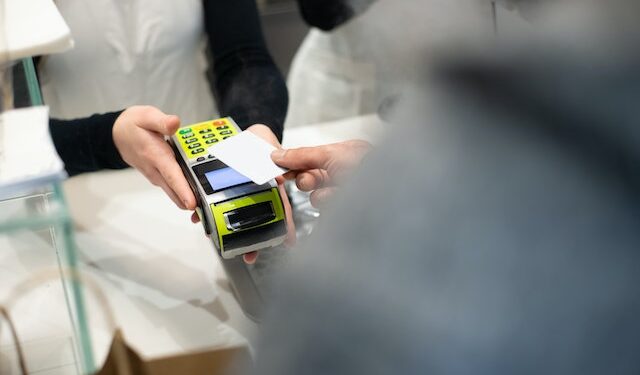 Radomskie: 69-latek płacił skradzioną kartą – wpadł po roku
