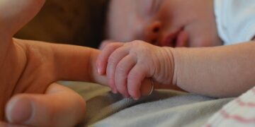 Radom: Kobieta nie zdążyła do szpitala – urodziła na parkingu