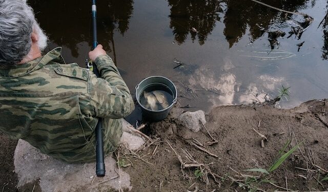 Powiat radomski: Z nożem na wędkarzy – jeden z nich został poważnie ranny!
