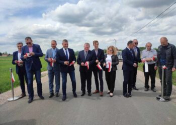 Powiat kozienicki: Nowe drogi i nowy pojazd dla strażaków w gminie Głowaczów