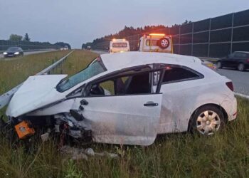 Powiat grójecki: Wystrzeliła opona – groźne dachowanie na „siódemce”