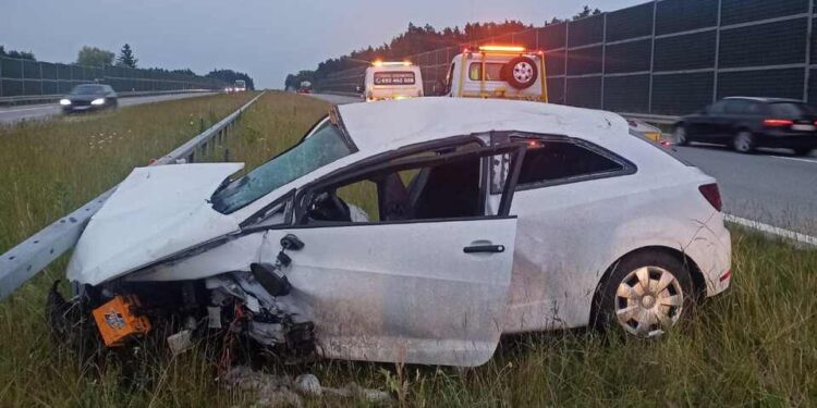 Powiat grójecki: Wystrzeliła opona – groźne dachowanie na „siódemce”