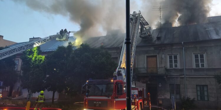 Radom: Pożar kamienic na rogu Reja i Tybla w Radomiu