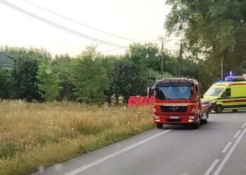 Powiat grójecki: Bus przewrócił się na bok – nie żyje kierujący