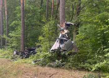 Powiat radomski: Zmiażdżona honda na drzewie – 23-latka cudem przeżyła