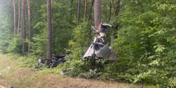 Powiat radomski: Zmiażdżona honda na drzewie – 23-latka cudem przeżyła