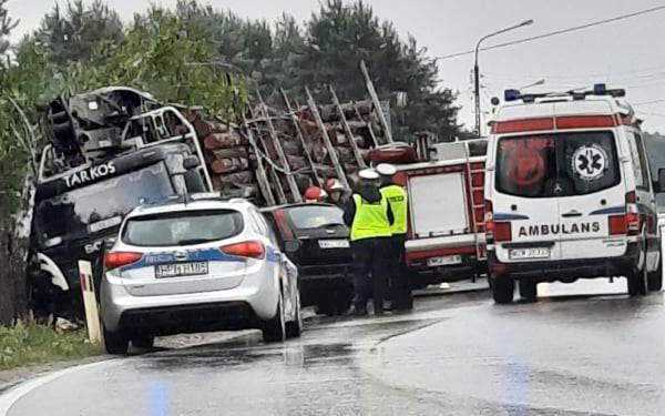 Powiat Kozienicki: Wypadła z zakrętu i wjechała w Scanię