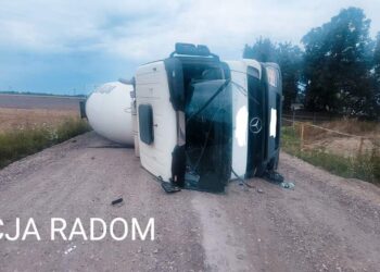 Powiat radomski: Wywrócona ciężarówka – kierujący nietrzeźwy