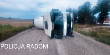 Powiat radomski: Wywrócona ciężarówka – kierujący nietrzeźwy