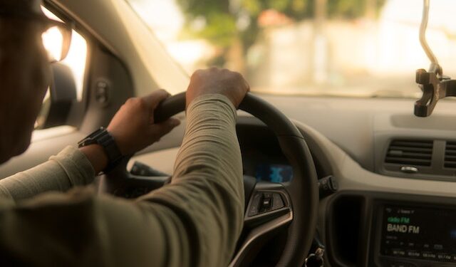 Powiat kozienicki: Nieprzytomny w nagrzanym aucie