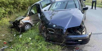 Powiat radomski: Groźne zderzenie pojazdów – czwórka nastolatków w szpitalu