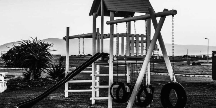 Powiat szydłowiecki: Tragedia w Dobrucie – nie żyje 11-latek