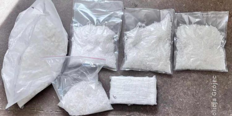 Powiat grójecki: Porcjował narkotyki, gdy weszła policja – w domu miał 11 kg