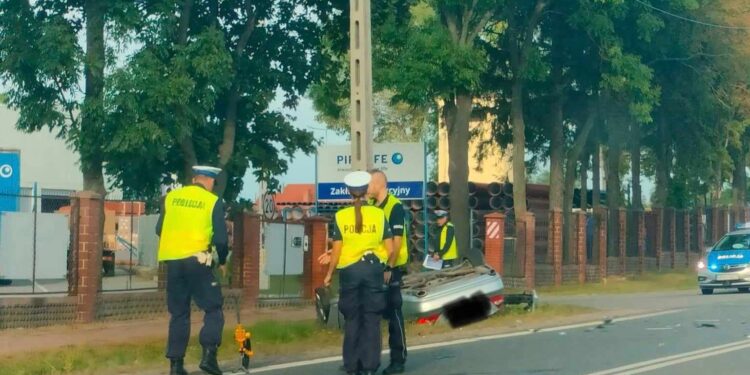 Powiat radomski: Mercedes dachował – ranna kierująca BMW