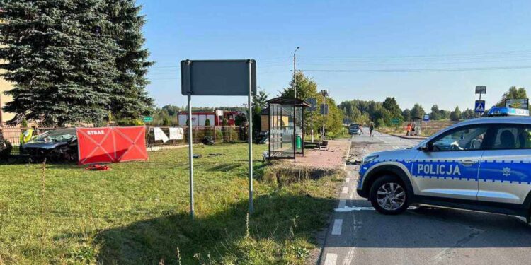 Powiat przysuski: Tragiczny wypadek – nie żyje kierujący, trzy osoby – w tym 5-latek – w ciężkim stanie