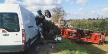 Z regionu: Utrudnienia na DK 79 – zderzenie ciągnika z busem. Są ranni