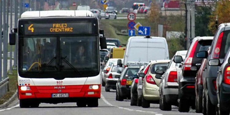 Radom: Darmowe autobusy i duże zmiany w ruchu w okolicach cmentarzy