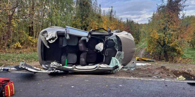 Powiat przysuski: Strażacy musieli rozciąć pojazd – lądował LPR