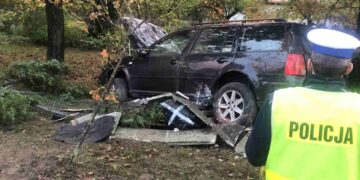 Kozienice: Staranowała ogrodzenie posesji – 36-latka w szpitalu