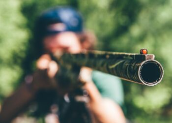 Białobrzegi: Pijany celował w okna i samochody!