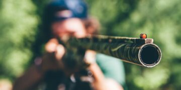 Białobrzegi: Pijany celował w okna i samochody!