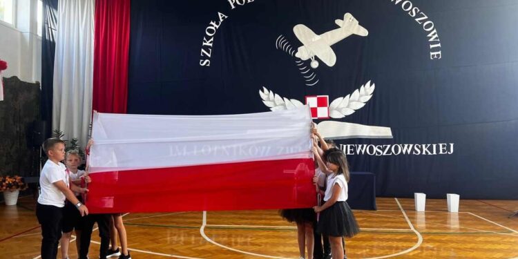 Powiat kozienicki: Piloci w herbie