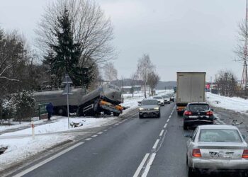 Powiat radomski: Ogromne korki po czołowym zderzeniu na DK12