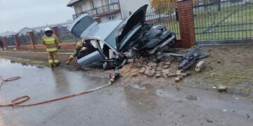 Powiat przysuski: Audi na ogrodzeniu – kierujący zakleszczony